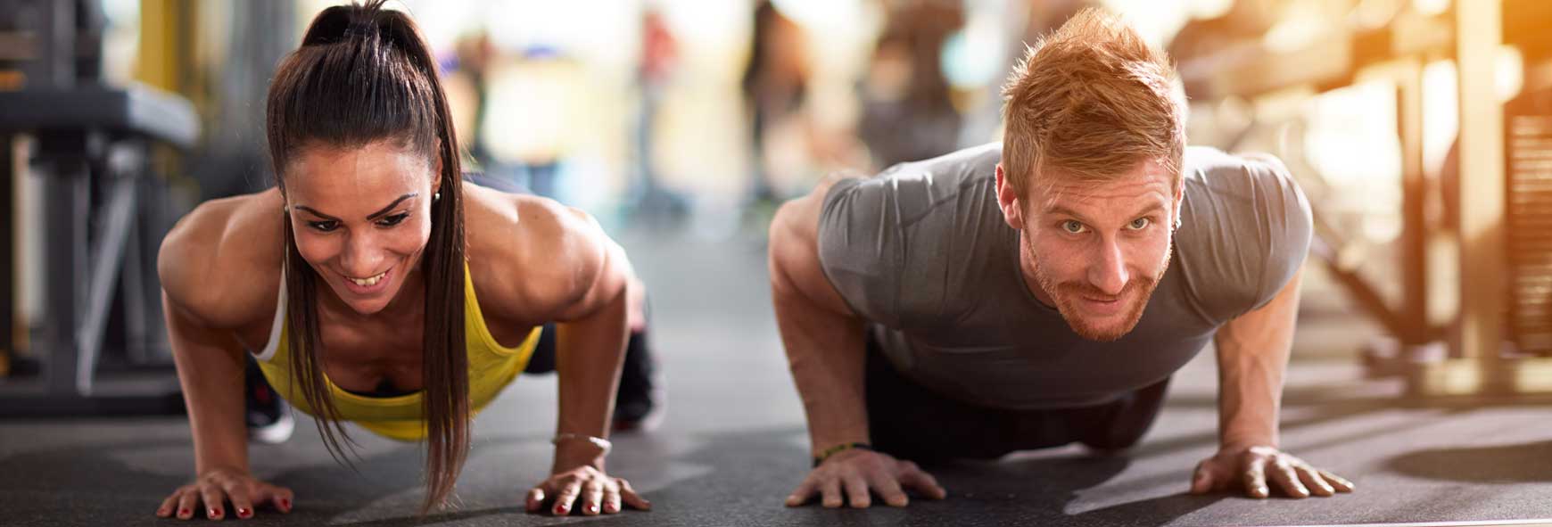 Homme et femme effectuant des exercices de résistance