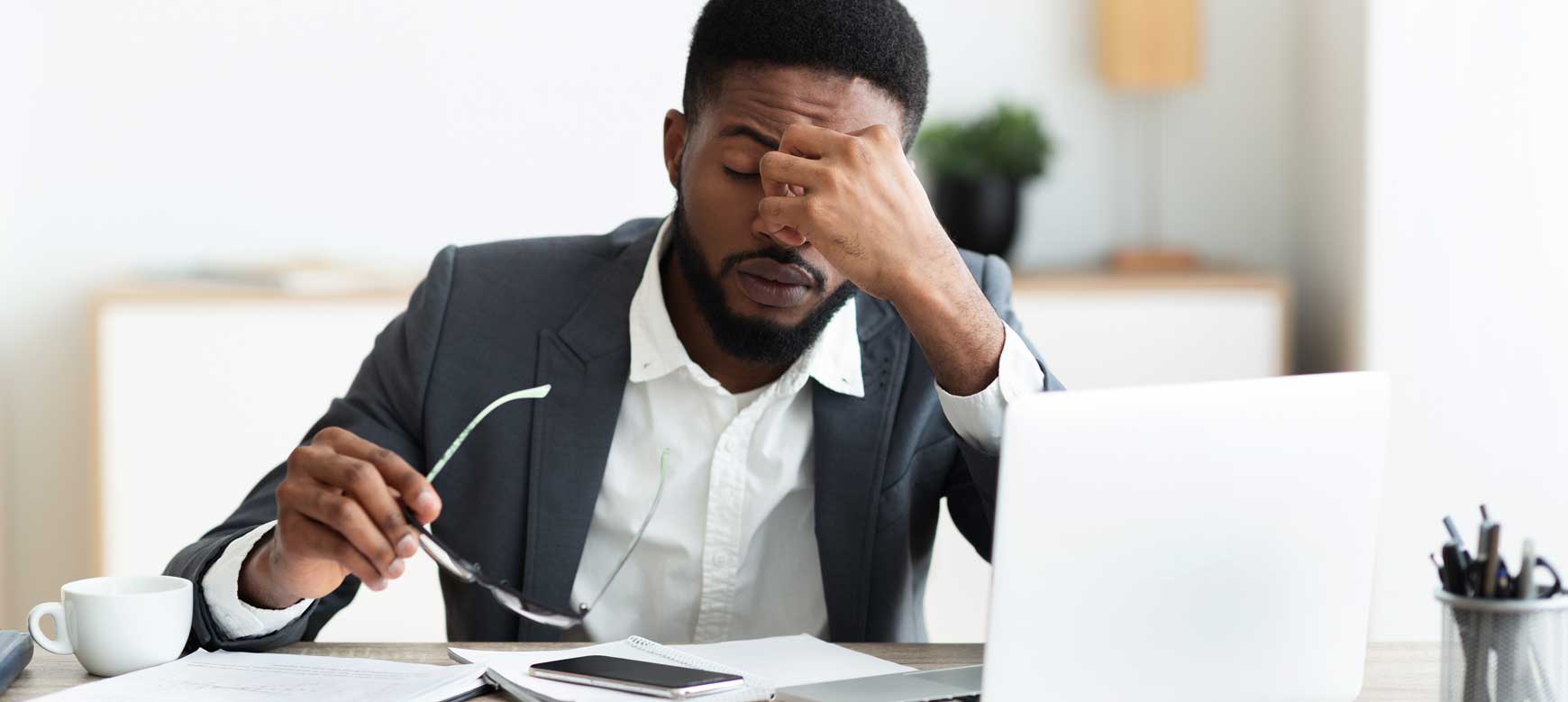 Professionnel stressé assis devant un ordinateur portable